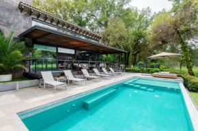 Casa Galo-Modern Retreat Overlooking Golf Course
